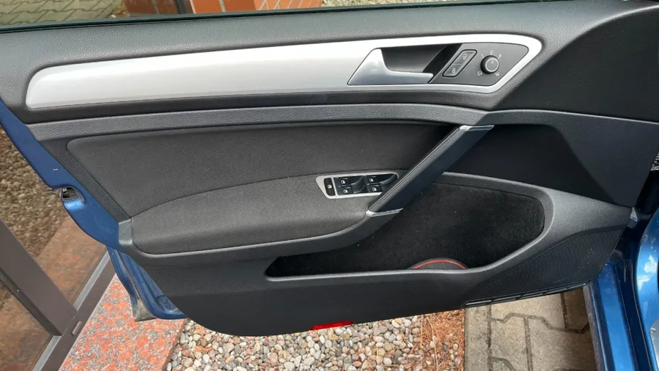 VOLKSWAGEN Golf -