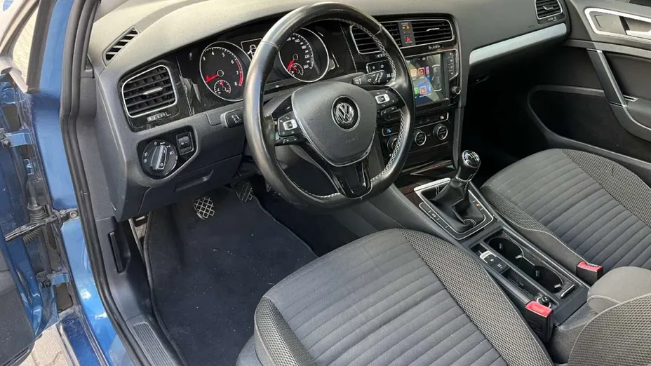 VOLKSWAGEN Golf -