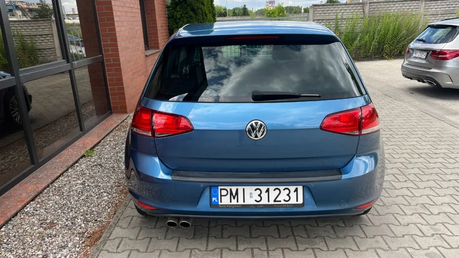 VOLKSWAGEN Golf -