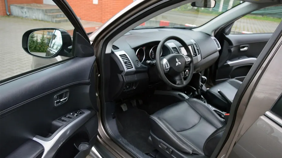 MITSUBISHI Outlander -