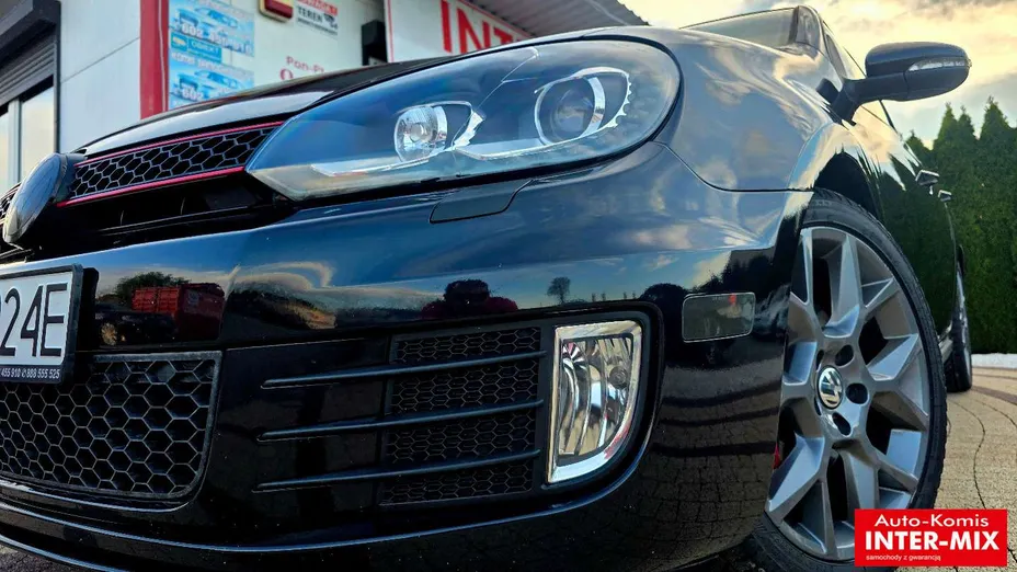 VOLKSWAGEN Golf -
