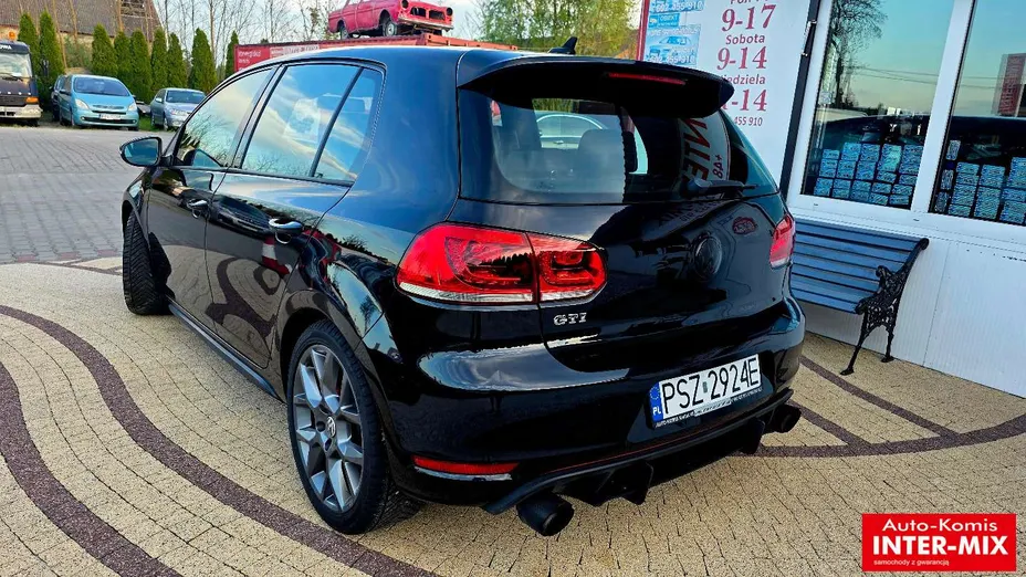 VOLKSWAGEN Golf -
