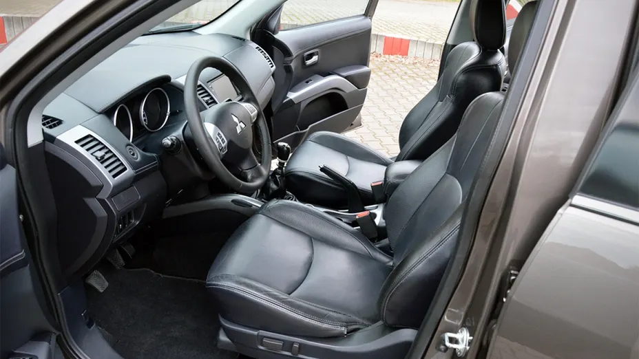 MITSUBISHI Outlander -