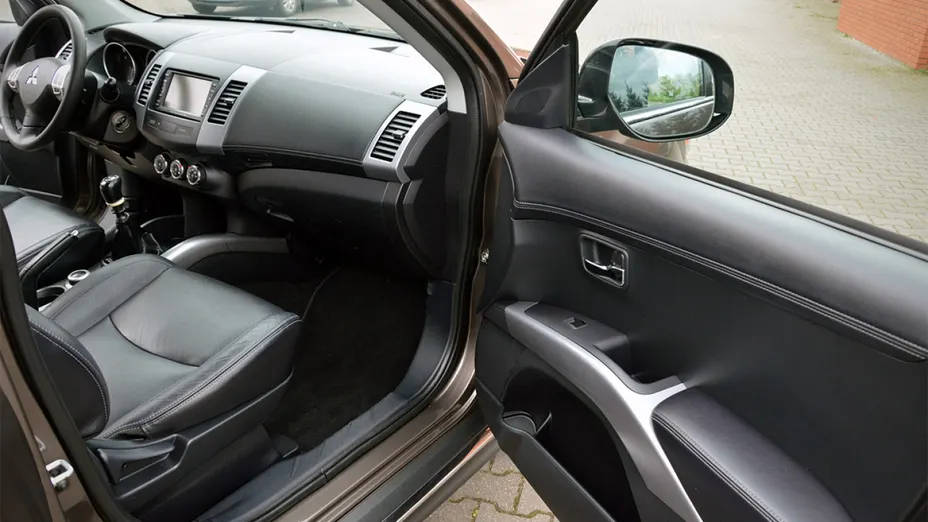 MITSUBISHI Outlander -