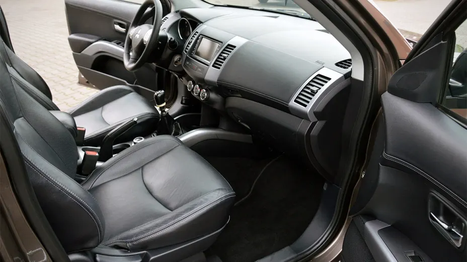 MITSUBISHI Outlander -