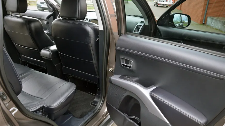 MITSUBISHI Outlander -