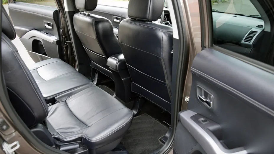 MITSUBISHI Outlander -