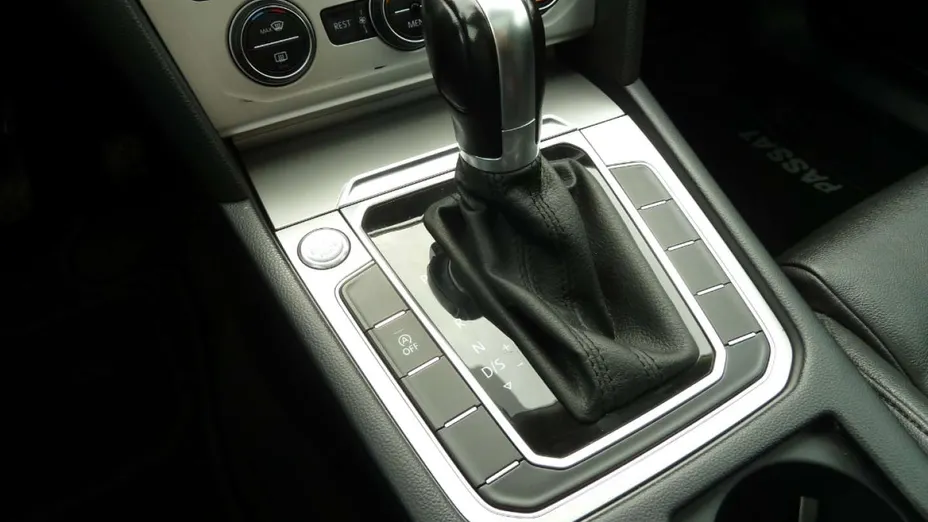 VOLKSWAGEN Passat -
