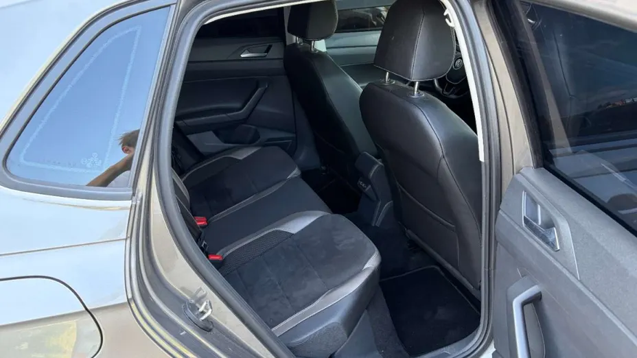 VOLKSWAGEN Polo -