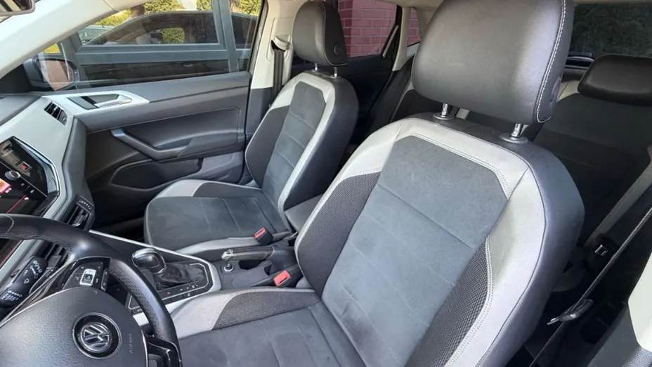 VOLKSWAGEN Polo -