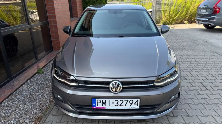 VOLKSWAGEN Polo -