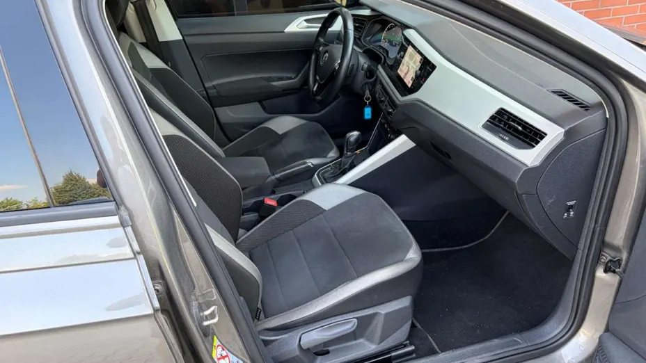 VOLKSWAGEN Polo -