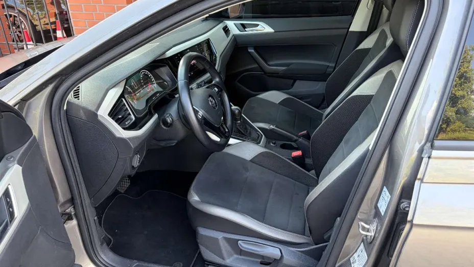 VOLKSWAGEN Polo -