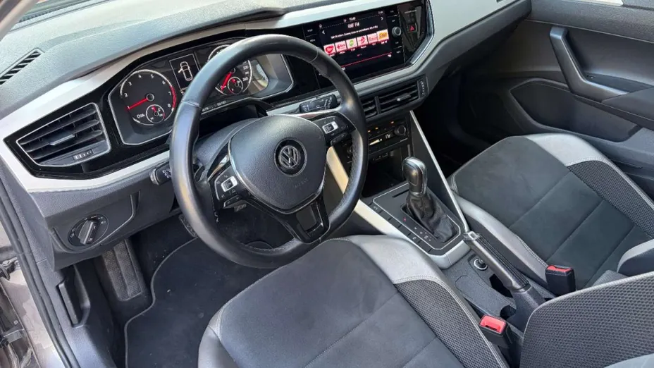 VOLKSWAGEN Polo -