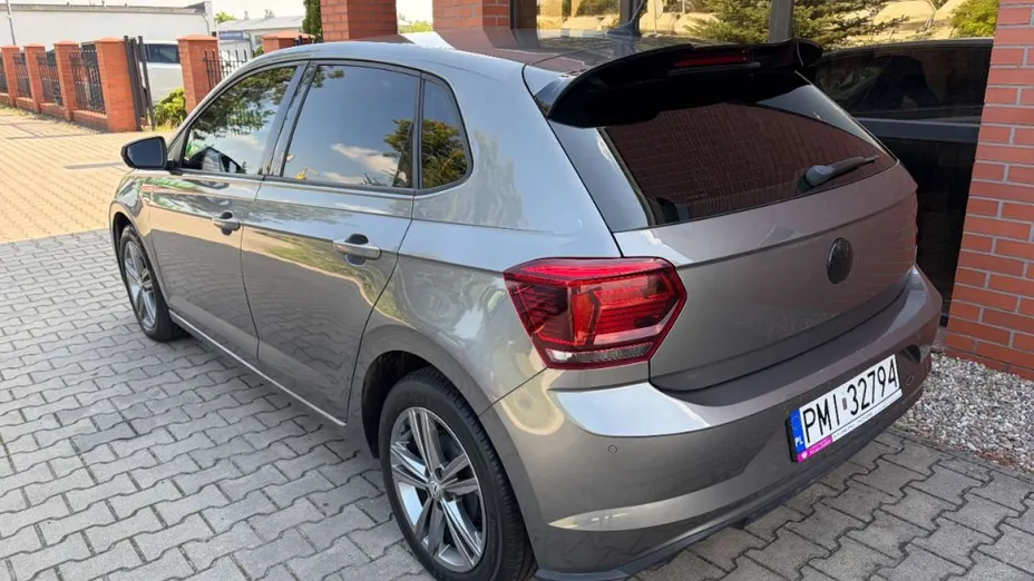 VOLKSWAGEN Polo -