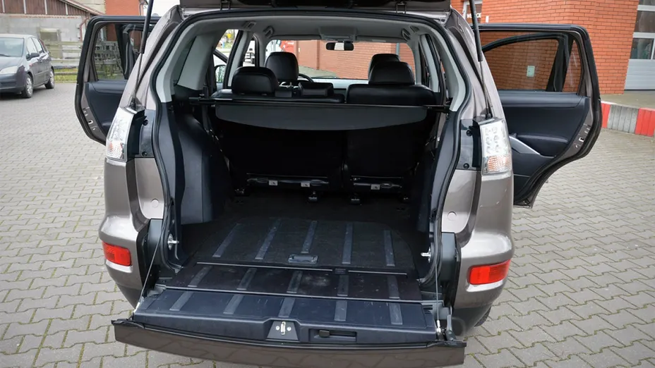 MITSUBISHI Outlander -