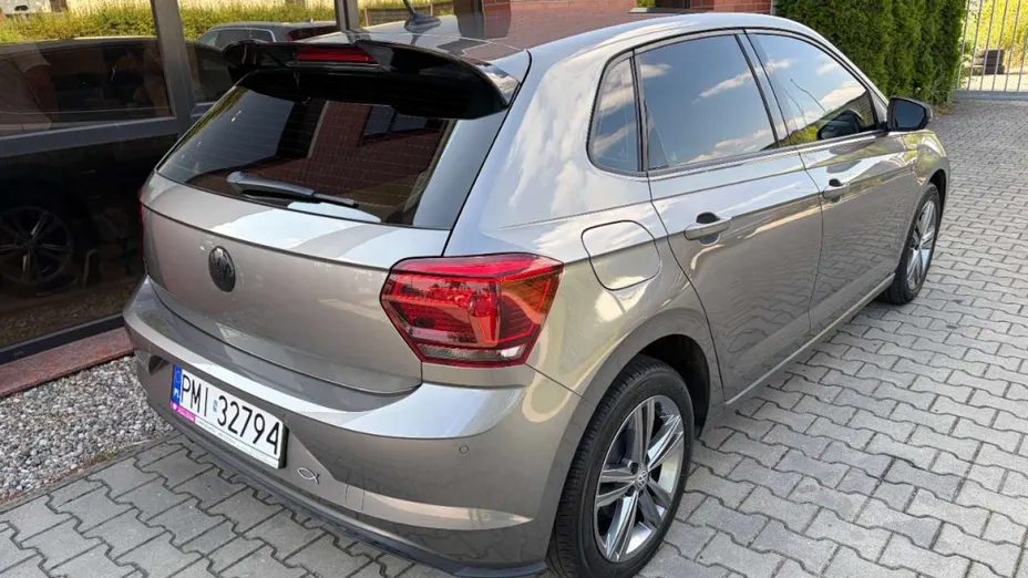 VOLKSWAGEN Polo -