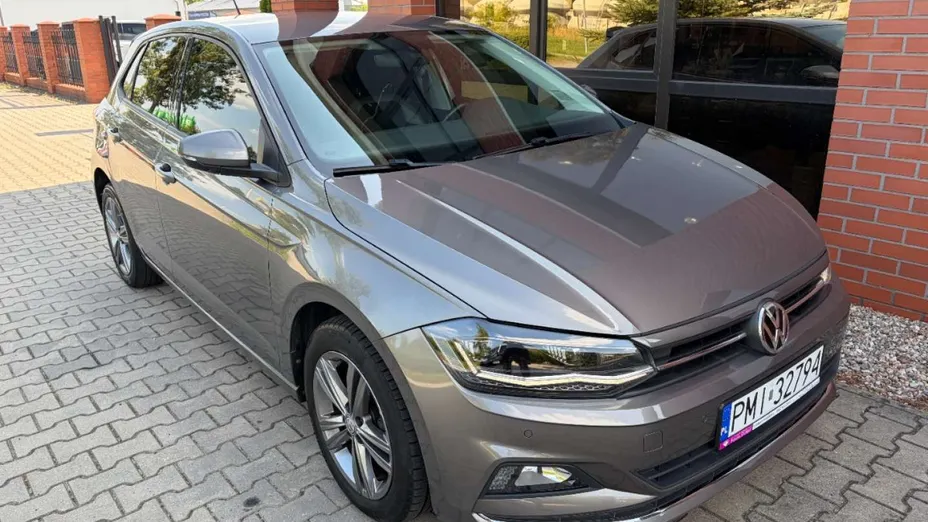 VOLKSWAGEN Polo -