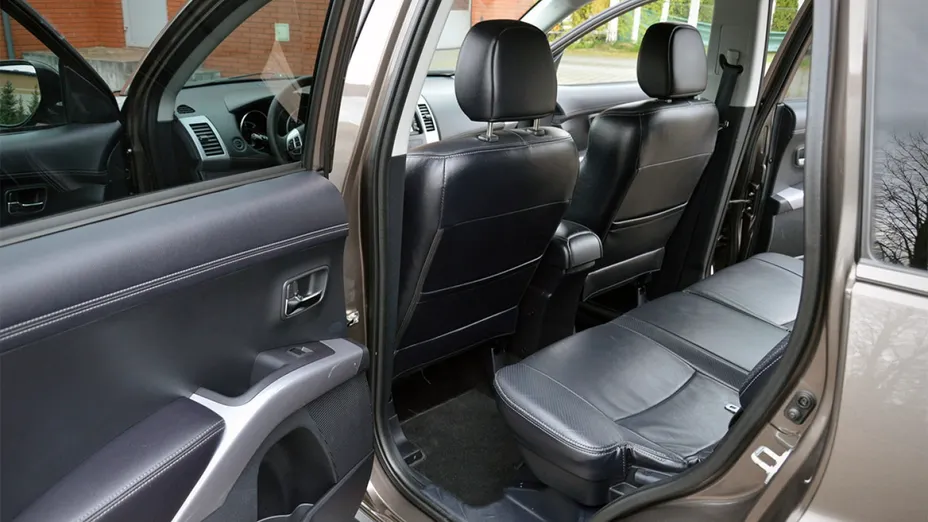 MITSUBISHI Outlander -