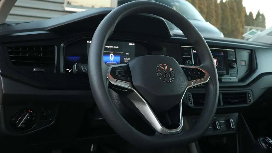 VOLKSWAGEN Polo -