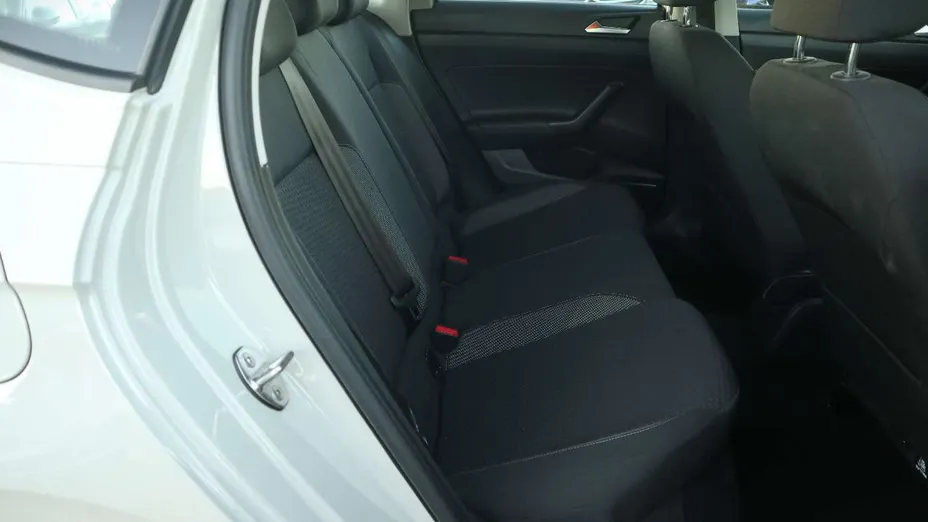 VOLKSWAGEN Polo -