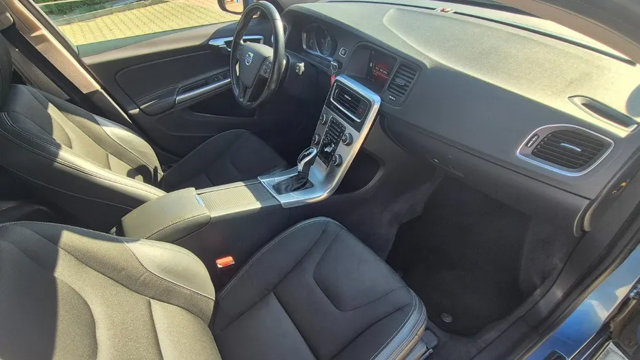 VOLVO V60 -