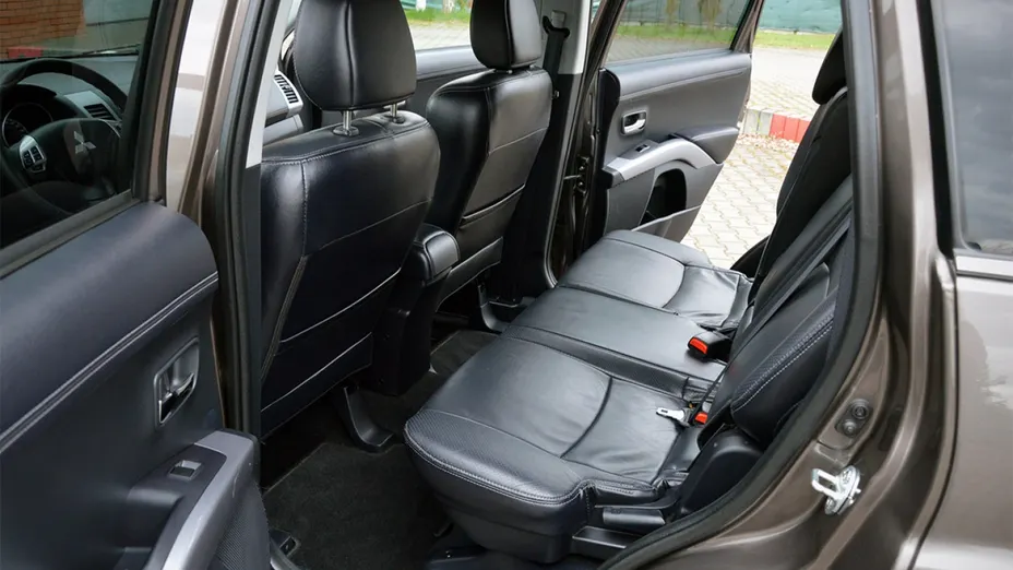 MITSUBISHI Outlander -