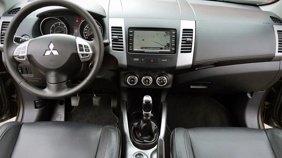 MITSUBISHI Outlander -
