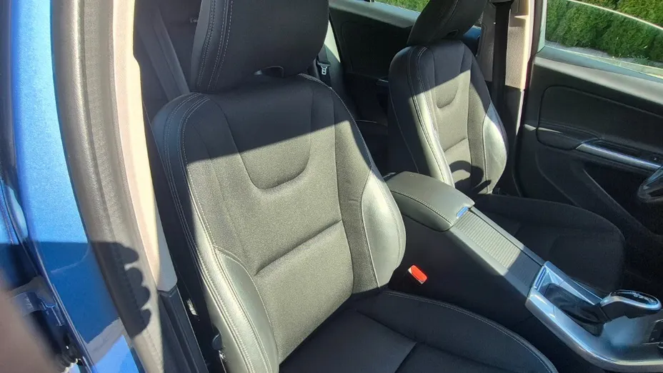 VOLVO V60 -