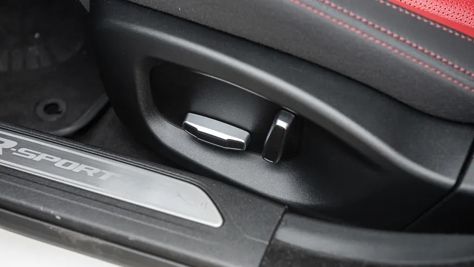 JAGUAR XE -