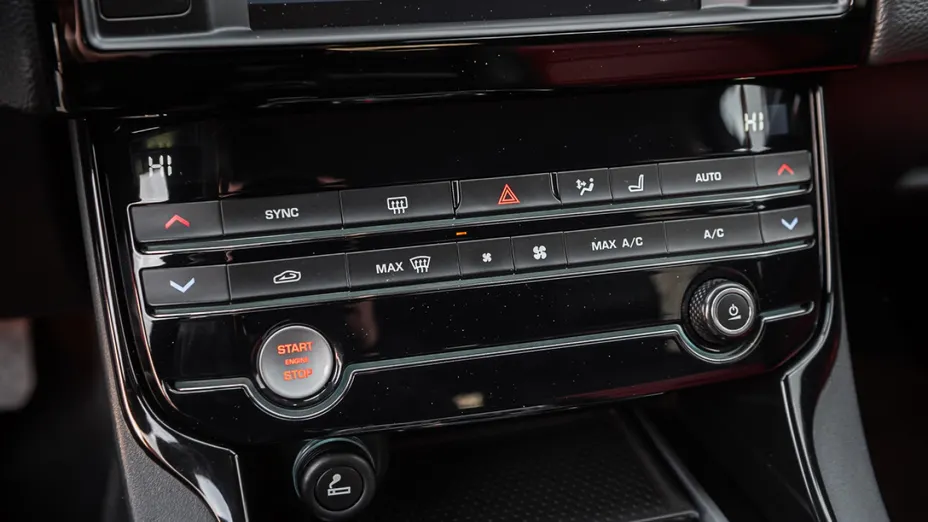 JAGUAR XE -