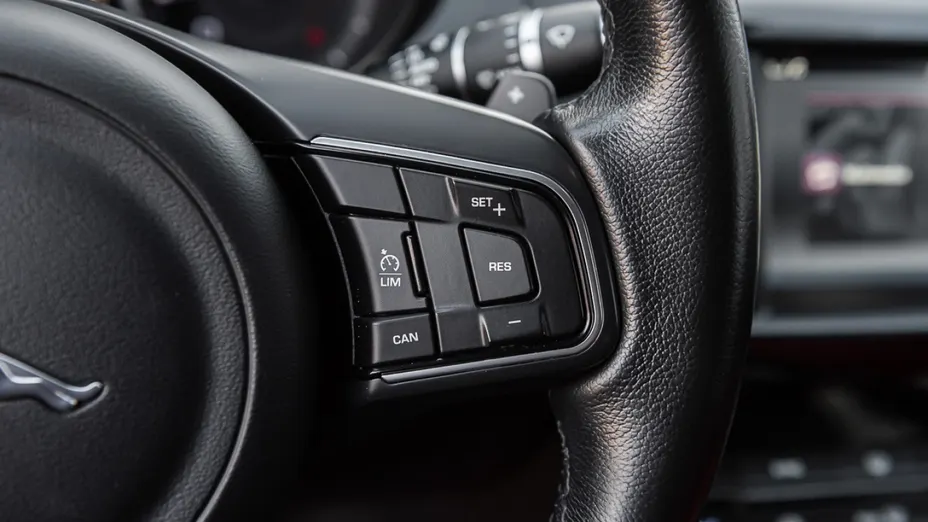 JAGUAR XE -