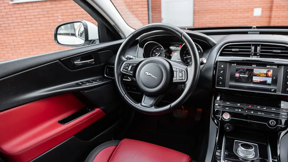 JAGUAR XE -