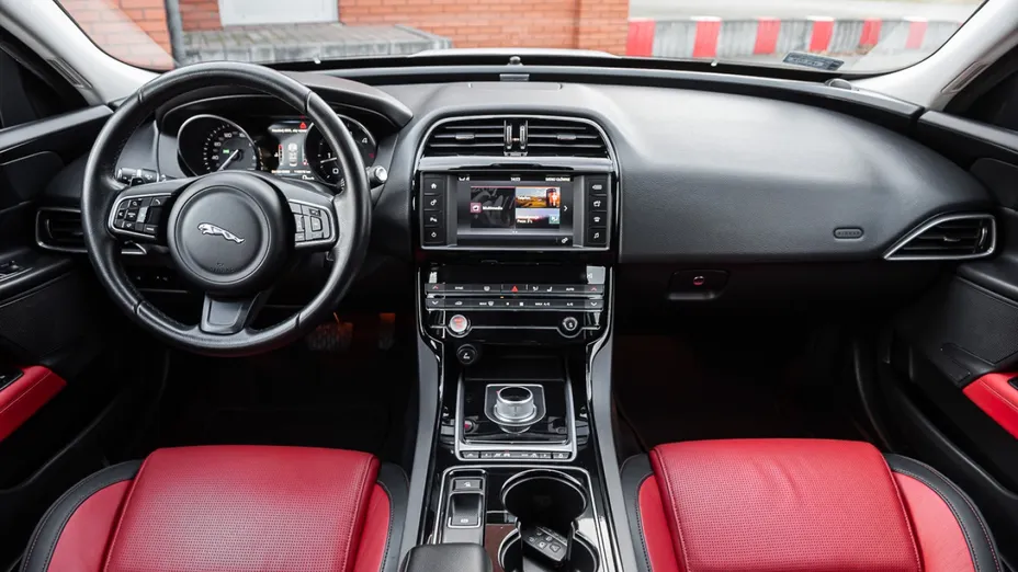 JAGUAR XE -