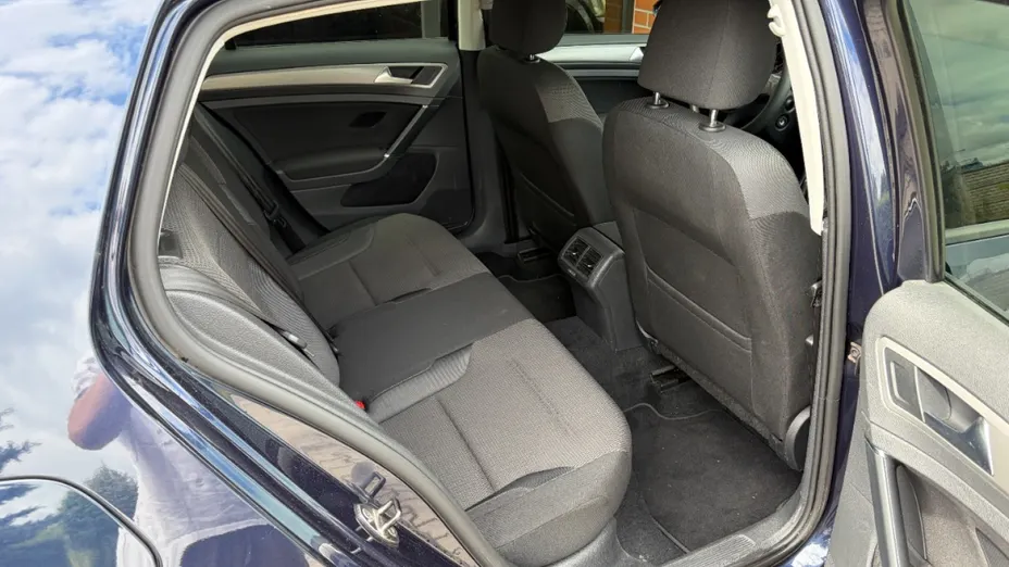 VOLKSWAGEN Golf -