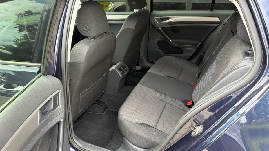 VOLKSWAGEN Golf -