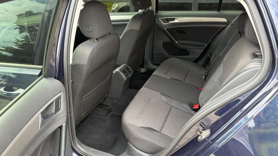VOLKSWAGEN Golf -