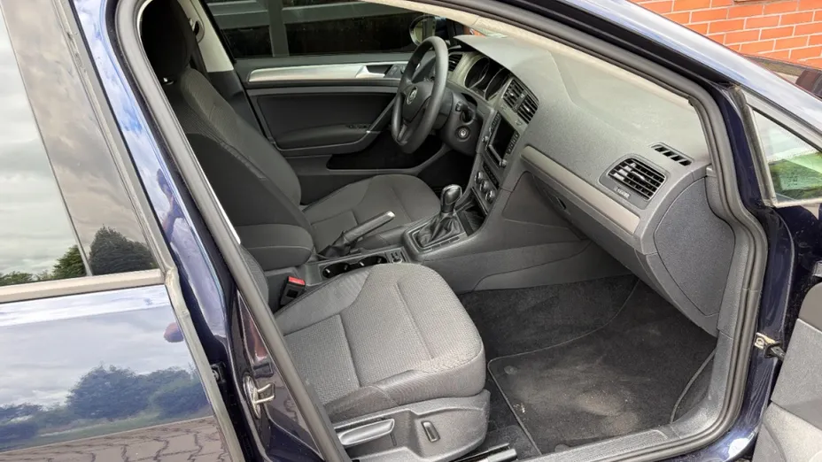VOLKSWAGEN Golf -