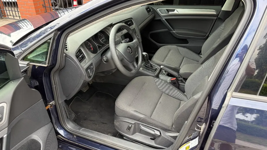 VOLKSWAGEN Golf -