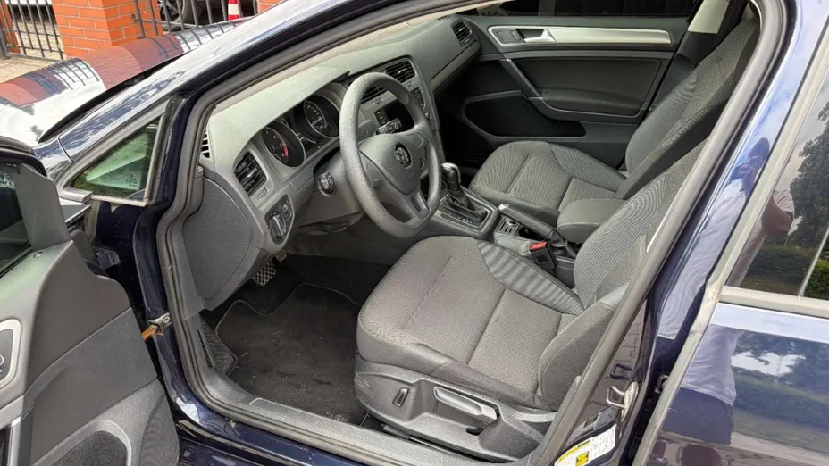 VOLKSWAGEN Golf -