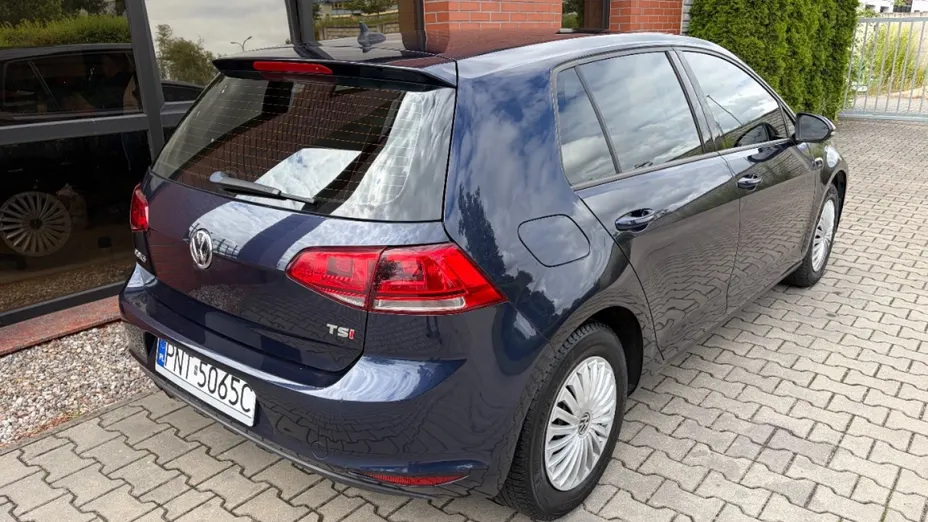 VOLKSWAGEN Golf -