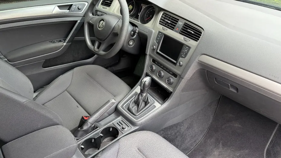 VOLKSWAGEN Golf -