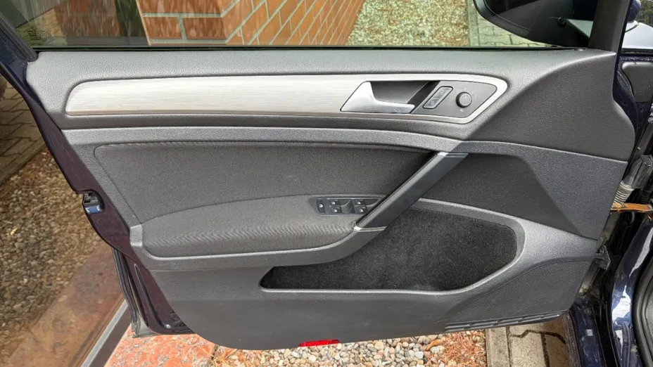 VOLKSWAGEN Golf -