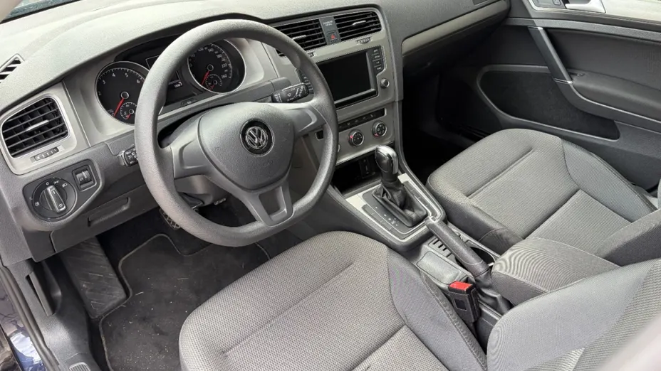 VOLKSWAGEN Golf -