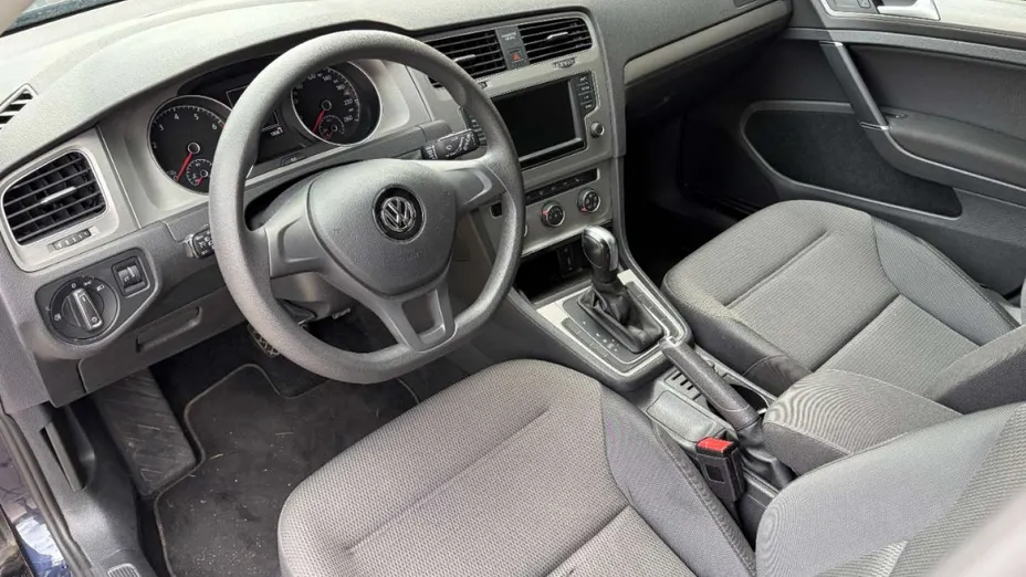 VOLKSWAGEN Golf -