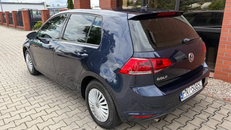 VOLKSWAGEN Golf -