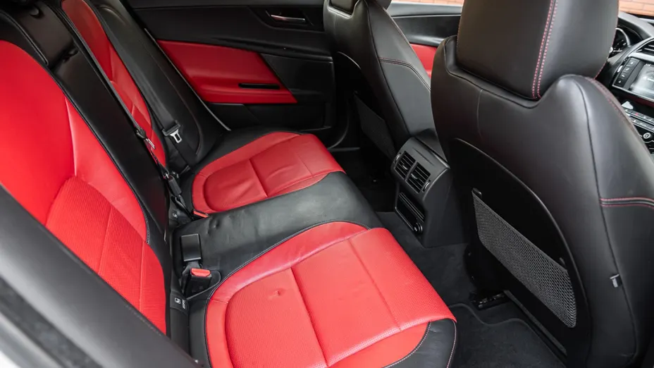 JAGUAR XE -