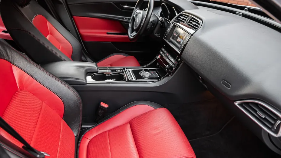 JAGUAR XE -