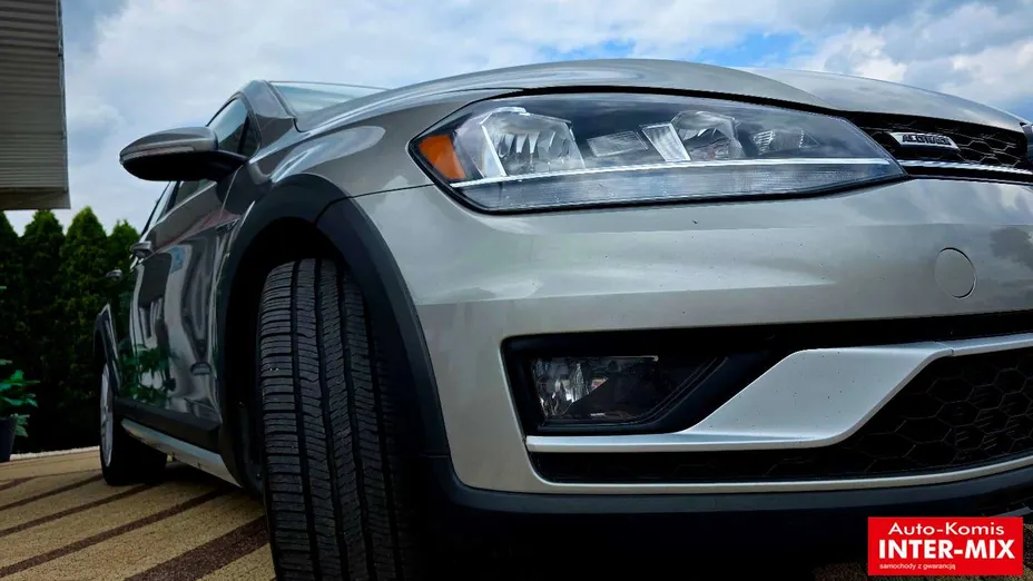 VOLKSWAGEN Golf -
