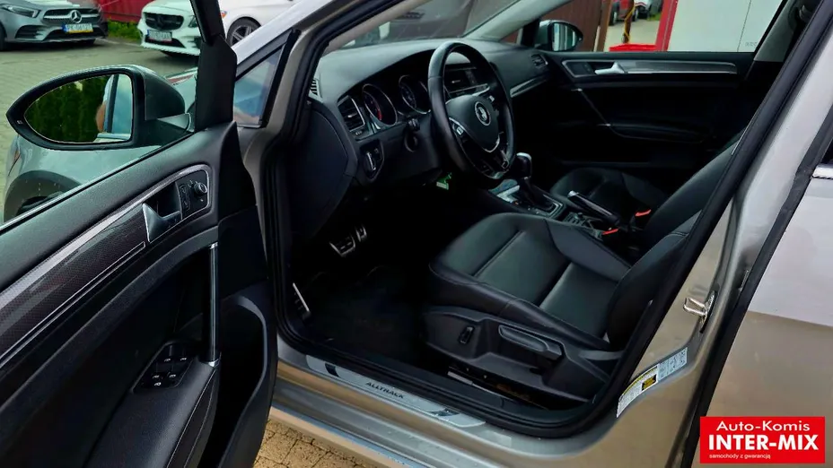 VOLKSWAGEN Golf -